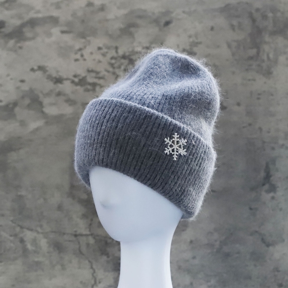 NWT Rabbit Fur Beanie With Snowflake Brooch - Picture 3 of 9
